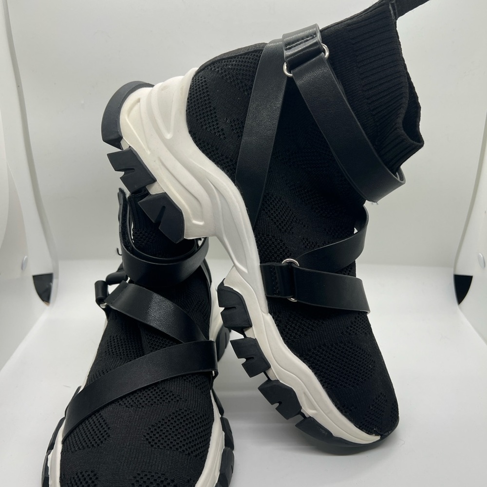 BRAND NEW Jennifer Lopez Black Knit Strap Platform Sneakers - Size 7.5